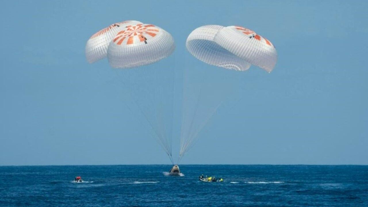 This handout photo courtesy of SpaceX released on April 25, 2022 on the Twitter account of Axiom Space, shows the crew Dragon capsule Endeavour splashes down in the Atlantic Ocean with the Axiom Space Ax-1 crew on April 25, 2022. - Three businessmen and a former NASA astronaut splashed down Monday off the Florida coast after spending two weeks aboard the International Space Station in a landmark mission for the commercial sector. (Photo by Handout / SPACEX / AFP) / RESTRICTED TO EDITORIAL USE - MANDATORY CREDIT "AFP PHOTO / SpaceX" - NO MARKETING - NO ADVERTISING CAMPAIGNS - DISTRIBUTED AS A SERVICE TO CLIENTS