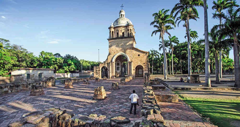 Ruinas del Templo Villa del Rosario que fue devastado por un terremoto en 1875.