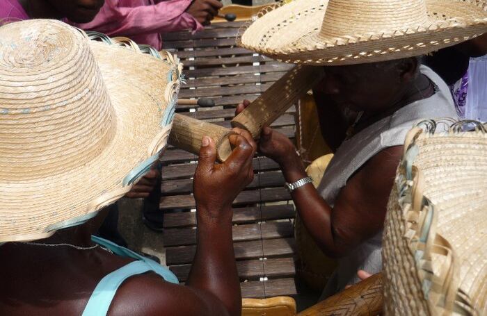 Las cantaoras, cada una con su guasá, son de suma importancia para entonar los ritmos del Pacífico.
