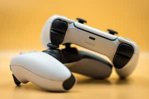 La comunidad de jugadores de PlayStation 5 se enfrenta a un problema creciente: la rápida descarga de la batería en sus controles DualSense, lo que ha suscitado diversas teorías sobre sus causas.