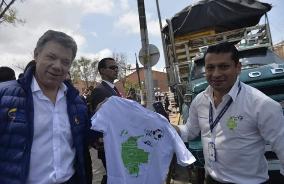 Felix Antonio Mora Ortíz posa con el novel de paz , Juan Manuel Santos.