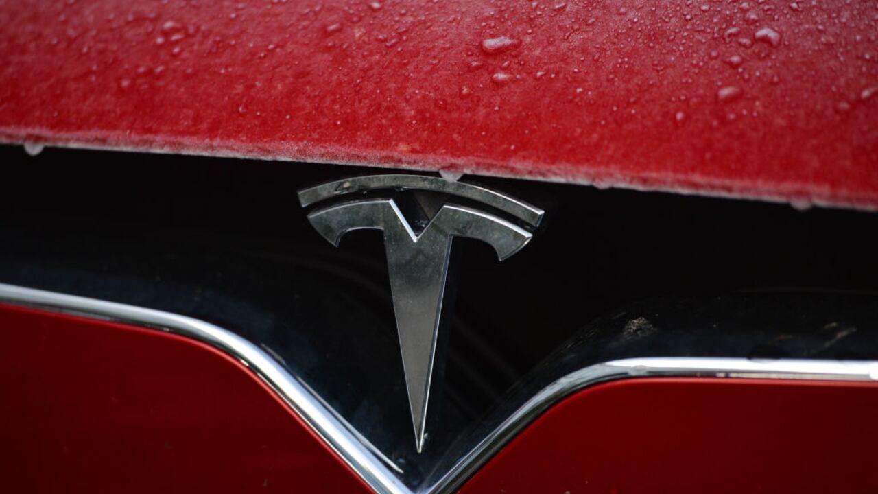 Elon Musk precisó que la disponibilidad de la versión beta “variará según la región” debido a algunos retrasos en la aprobación regulatoria de esta tecnología. (Photo by Artur Widak/NurPhoto via Getty Images)