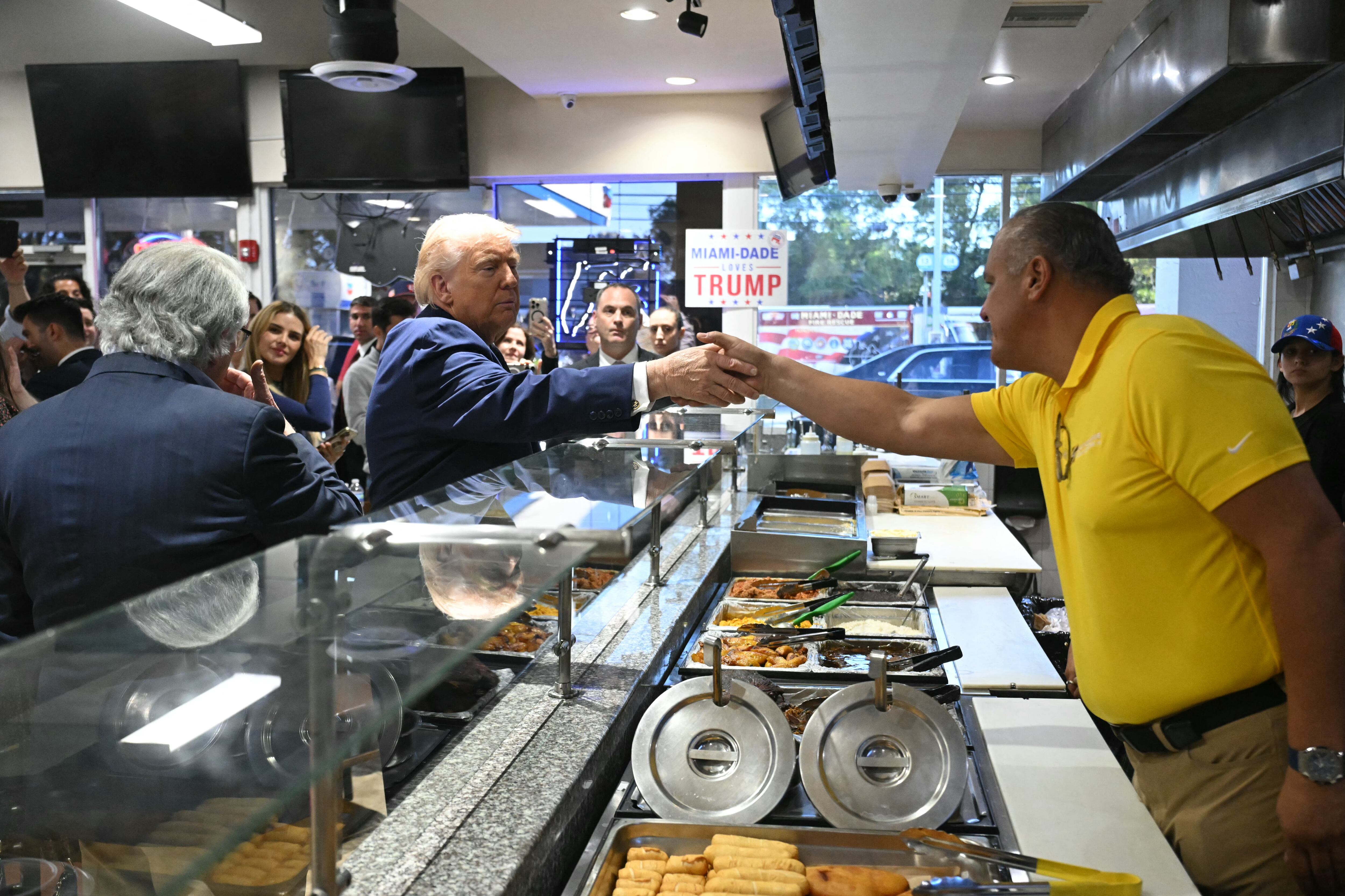 El presidente de Estados Unidos, Donald Trump, habla con sus simpatizantes en el restaurante venezolano El Arepazo en Miami, Florida, el 9 de marzo de 2026. (Foto de SAUL LOEB / AFP)