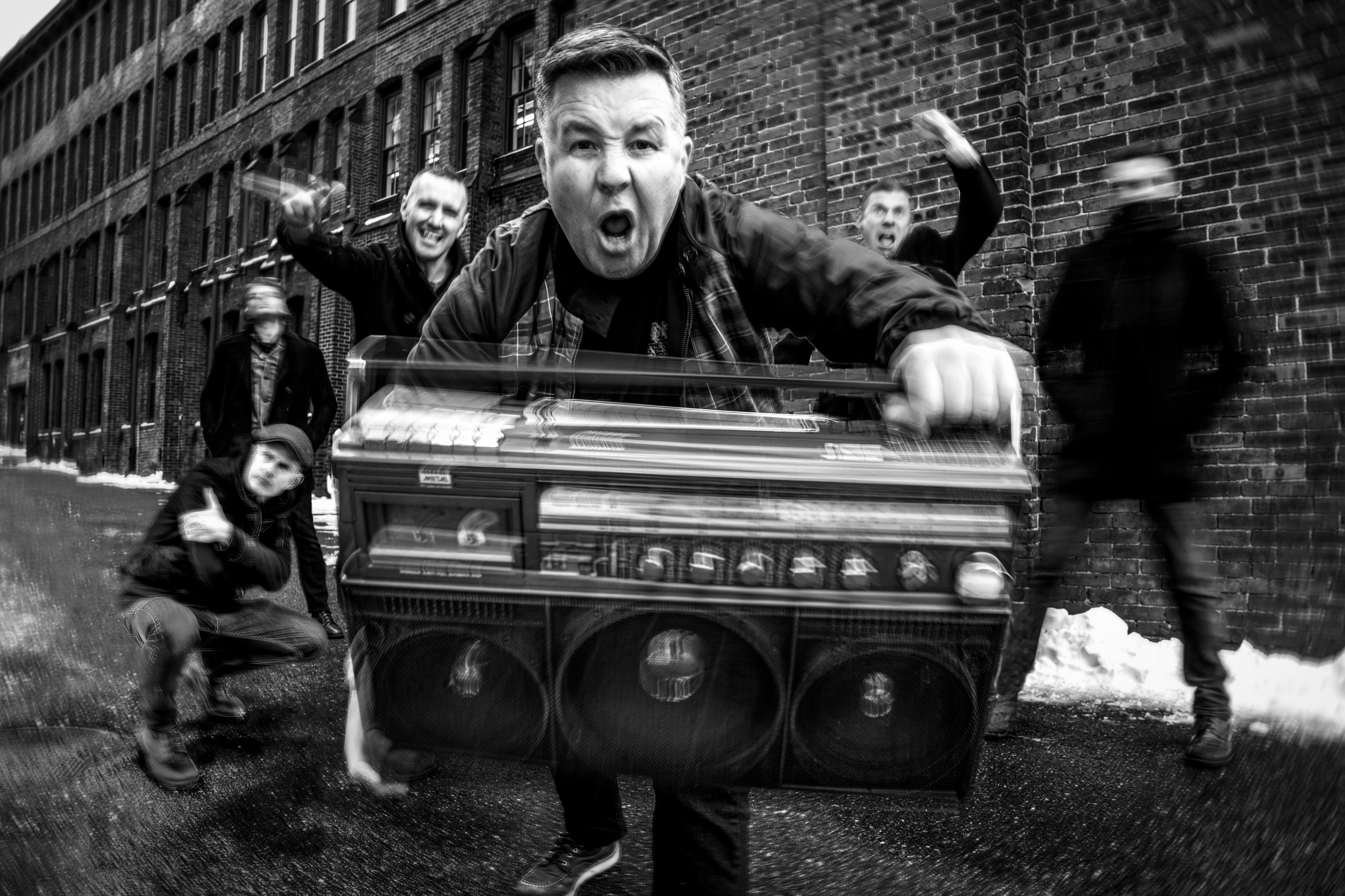 Los Dropkick Murphys presentan "Turn Up That Dial", la canción principal de su próximo álbum, de nombre homónimo. Con sus 11 pistas, los Dropkick Murphys celebran el placer de hacer música y la liberación de la preocupación que surge cuando "subes el dial".