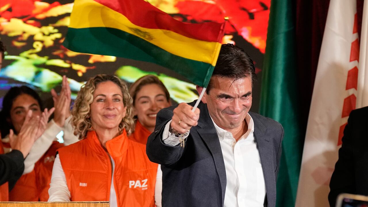 El candidato presidencial Rodrigo Paz ondea una bandera de Bolivia luego de que los resultados preliminares lo muestran ganador del balotaje en La Paz, Bolivia, el domingo 19 de octubre de 2025. (AP Foto/Natacha Pisarenko)