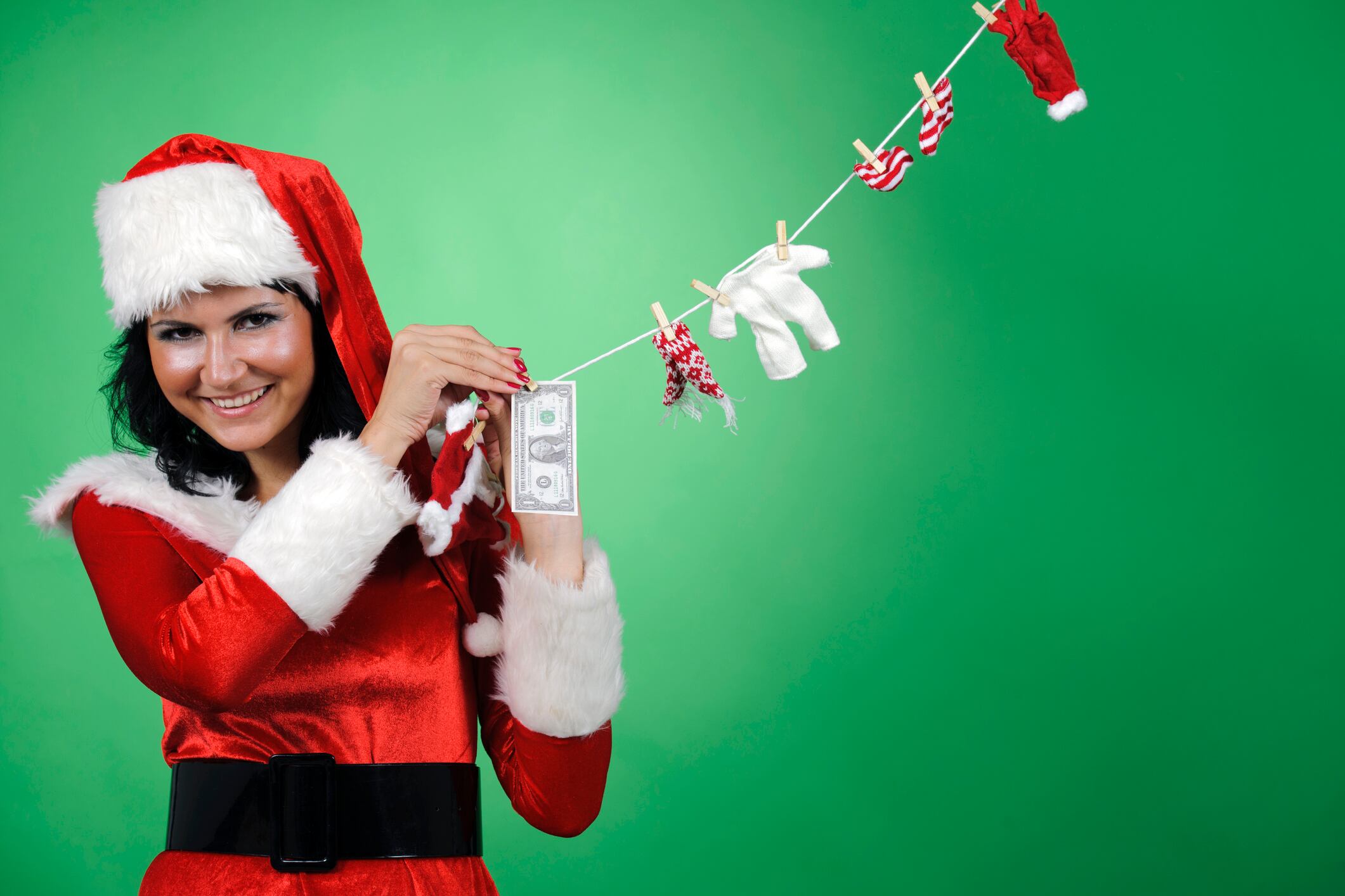 En medio de las festividades, el ritual de las monedas emerge como una práctica que va más allá de lo superficial, permitiendo a las personas reflexionar sobre sus metas financieras mientras adornan sus hogares con símbolos de prosperidad.