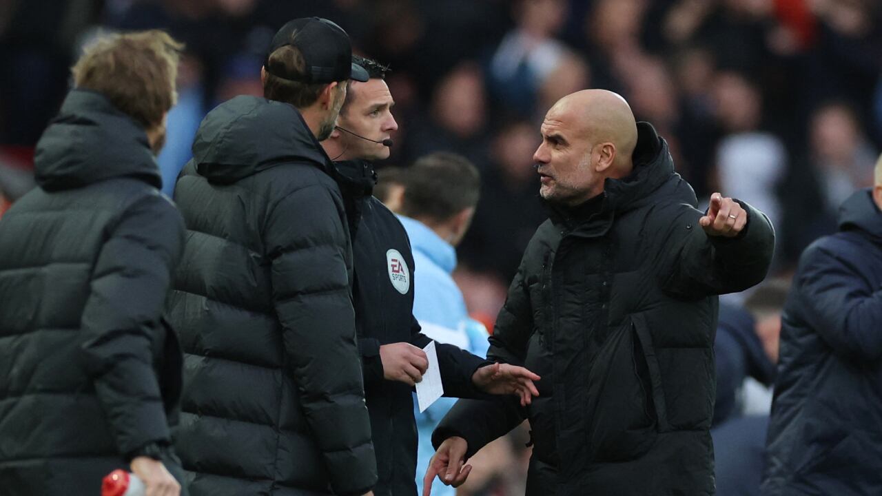 En la línea se vivieron momentos de tensión entre Klopp y Guardiola.