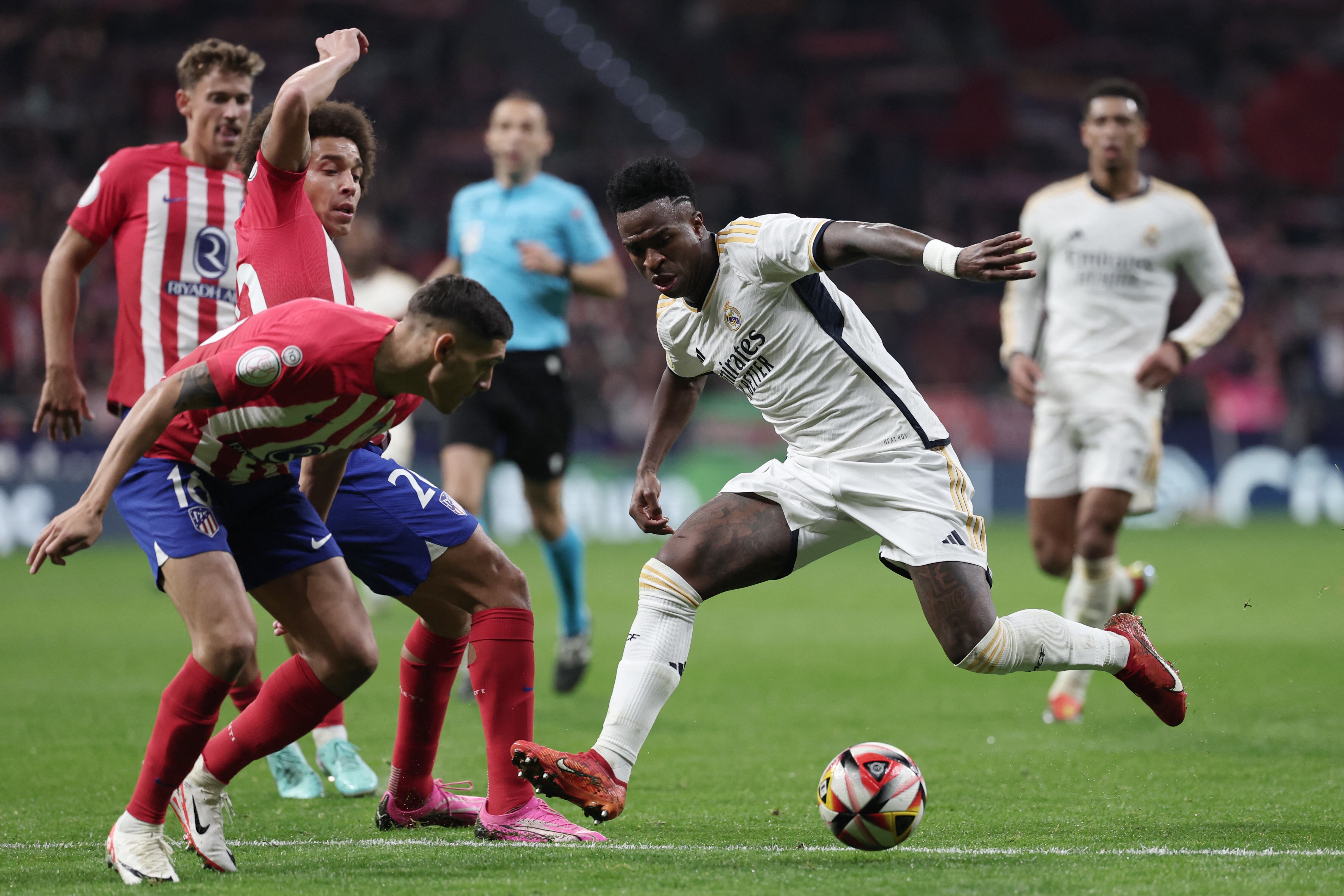 El defensa argentino del Atlético de Madrid #16 Nahuel Molina (I) desafía al delantero brasileño del Real Madrid #07 Vinicius Junior durante el partido de fútbol de la Copa del Rey española entre el Club Atlético de Madrid y el Real Madrid CF en el estadio Metropolitano de Madrid el 18 de enero de 2024.