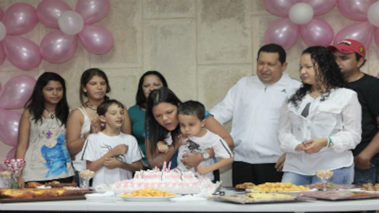 Hugo Chávez celebrando junto a su familia.