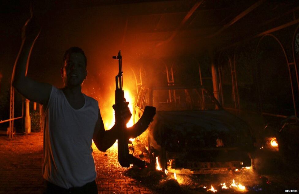 En el ataque murió un diplomático estadounidense. Según le dijo a la BBC un funcionario diplomático libio, el embajador de Estados Unidos en Libia, John Christopher Stevens, también murió como consecuencia del ataque, aunque la información no ha sido confirmada por la Casa Blanca.
