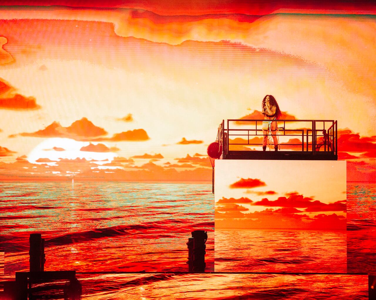 SZA presentó en Estéreo Picnic 2024 un show que, además de su increíble voz y canciones, articula muchísimas artes, con batería y bajo en vivo de alta virtud.