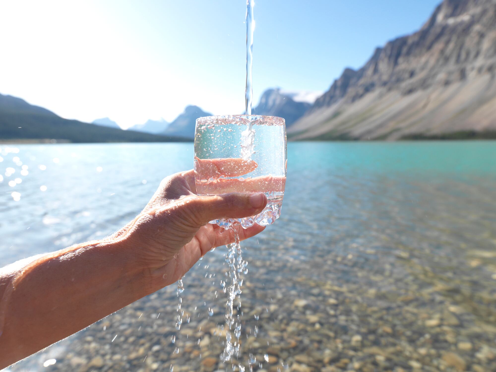 Claridad lingüística gracias a la IA: La elección adecuada entre "vaso con agua" y "vaso de agua".