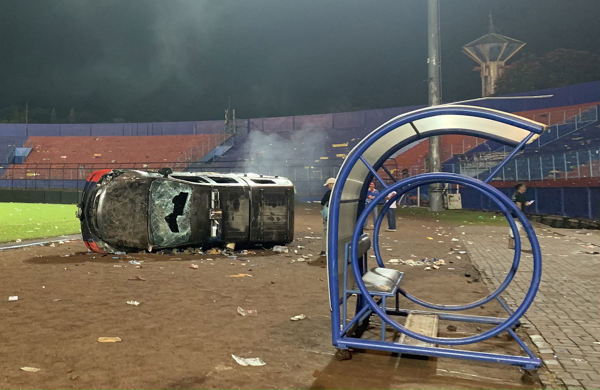 En imágenes : Al menos 125 muertos en estampida en fútbol de Indonesia