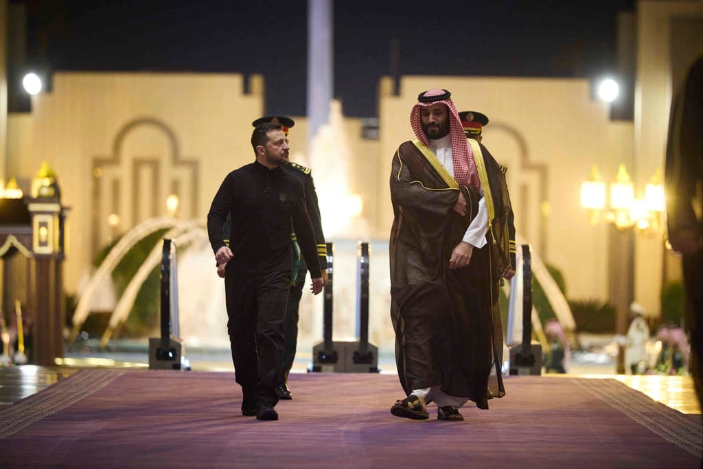 En esta fotografía proporcionada por la Oficina de Prensa Presidencial de Ucrania, el presidente ucraniano, Volodymyr Zelenskyy, a la izquierda, se reúne con el príncipe heredero de Arabia Saudita, Mohammed bin Salman, en el Palacio Real de Riad, Arabia Saudita, el lunes 10 de marzo de 2025.