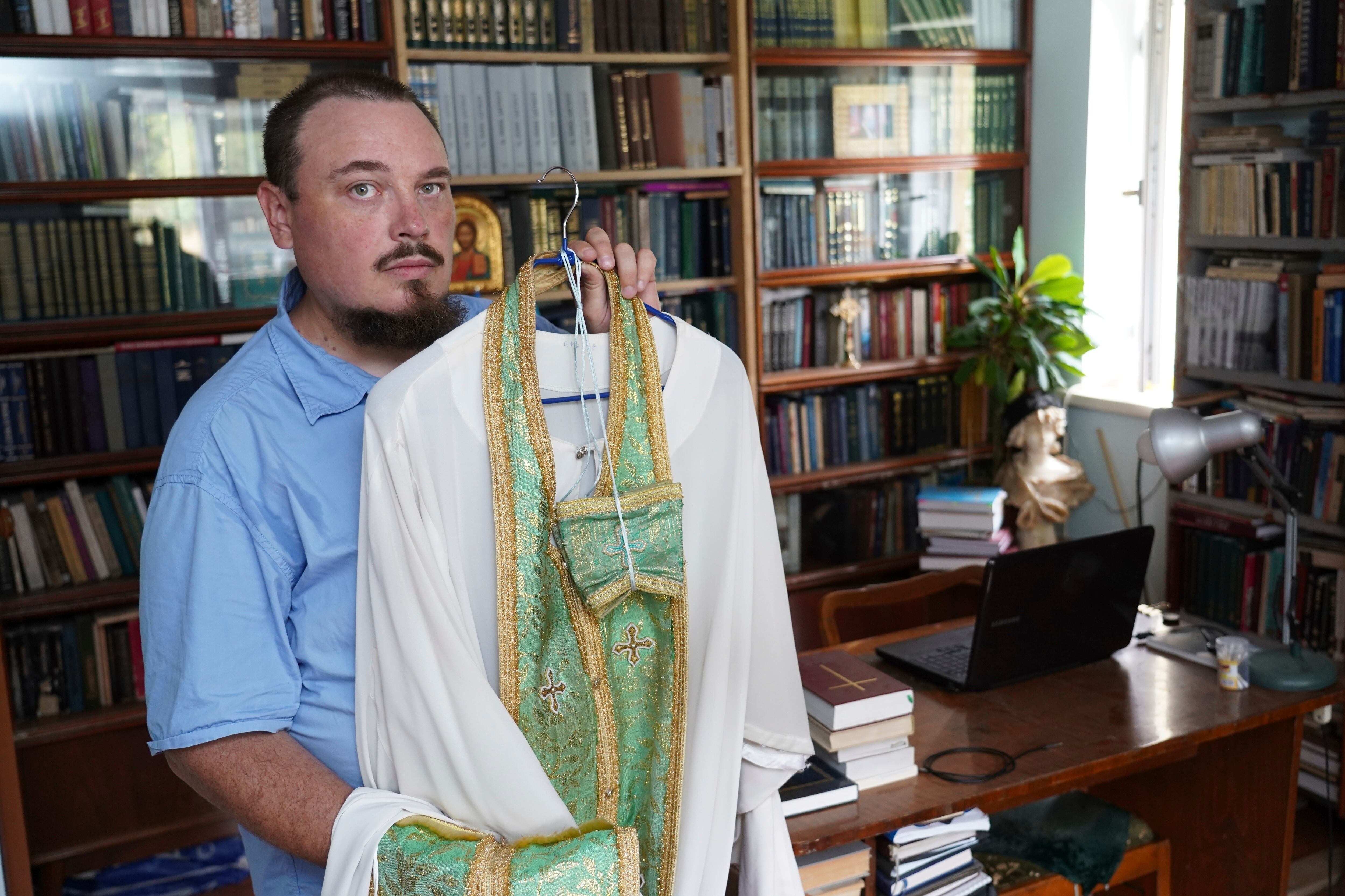 Esperaba que la iglesia interviniera para mediar en el conflicto. Pero sus llamados a predicar la paz no recibieron apoyo: sus superiores lo reasignaron varias veces, le prohibieron dar sermones y le dijeron a los feligreses que se mantuvieran alejados de él. Al final, Vorontsov decidió dejar de servir temporalmente.