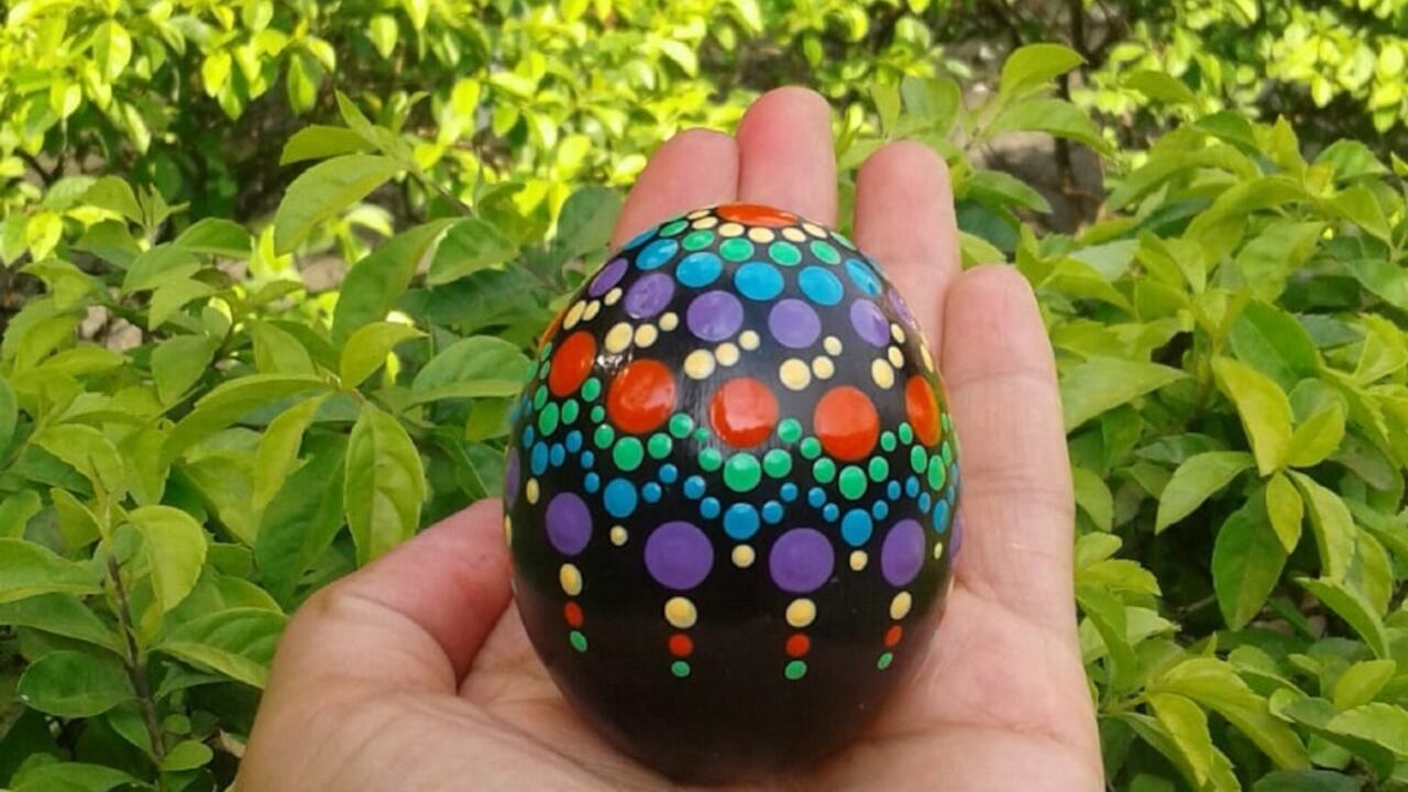 En ‘El valor de un huevo’ se subastarán 26 obras que utilizaron la cáscara de este alimento como un lienzo creativo.