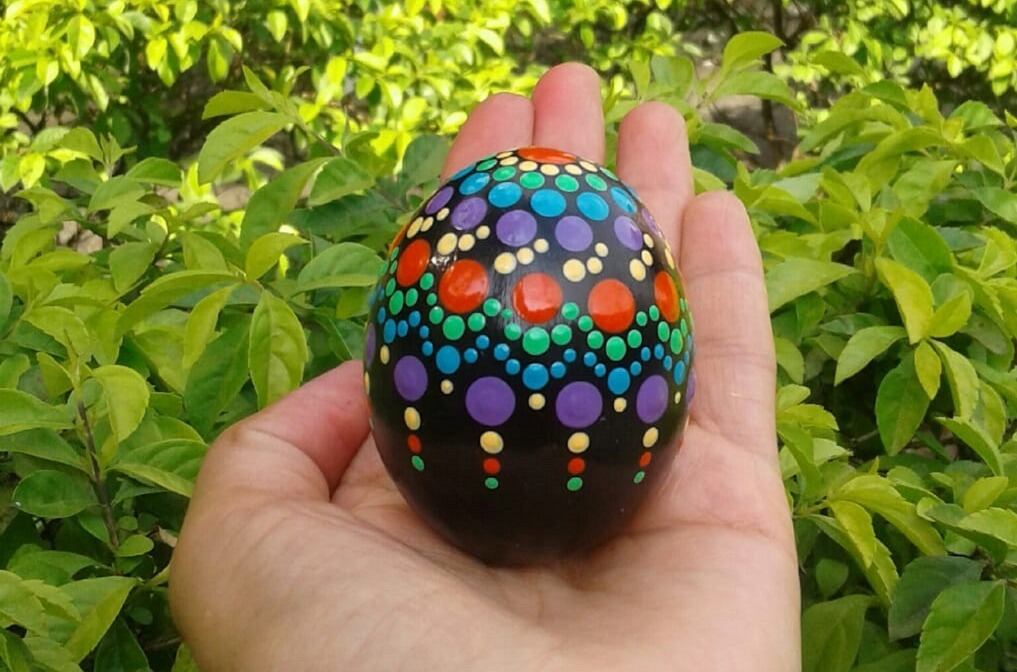 En ‘El valor de un huevo’ se subastarán 26 obras que utilizaron la cáscara de este alimento como un lienzo creativo.