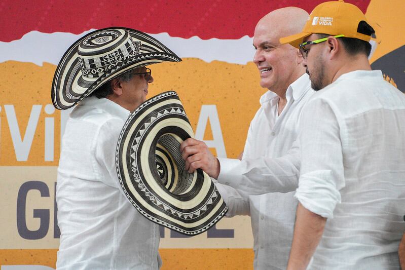 En el evento, el primer mandatario y el exjefe paramilitar intercambiaron sombreros.