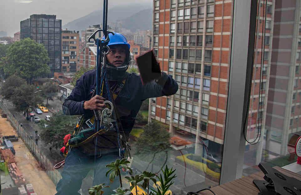 Además de mantener la estética y aseo de un edificio, la limpieza de los vidrios puede generar otros beneficios. Con ventanales limpios, los trabajadores pueden disfrutar más del sol y mejorar su productividad. Estudios señalan que la vitamina D, proveniente del sol mejora el rendimiento. Foto: Gabriela Alvarado