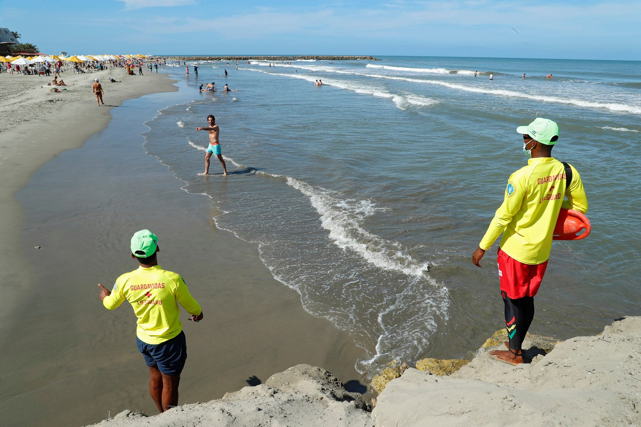 Los turistas suelen ser irrespetuosos e incluso agresivos con los salvavidas de Bocagrande, en Cartagena.
Enero 10 del 2021.
Foto Guillermo Torres Reina / Semana