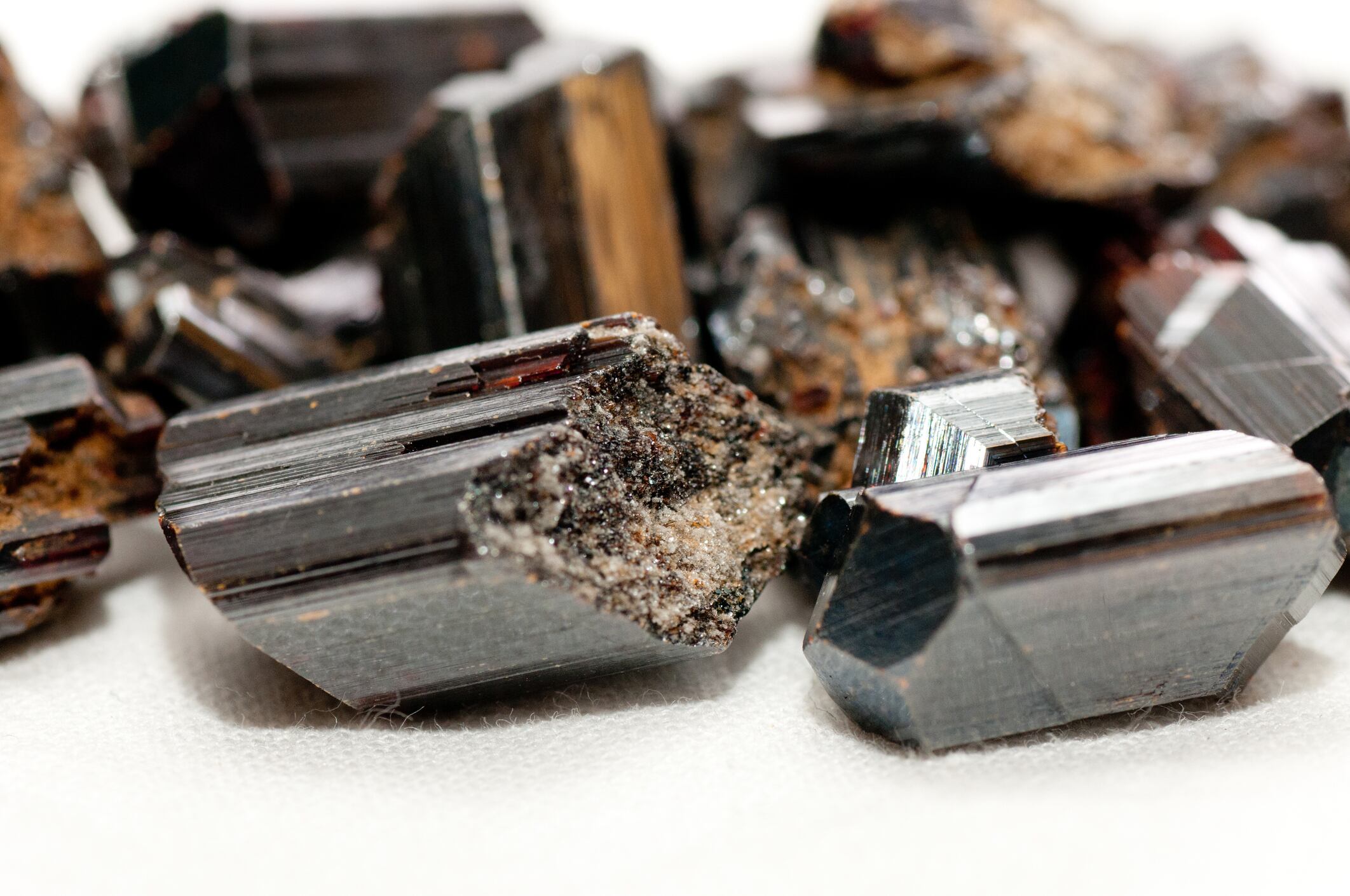 Muestra de mineral metálico negro de rodio