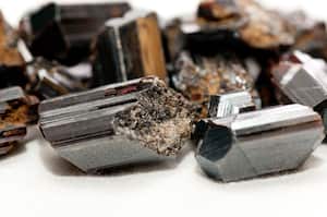 Muestra de mineral metálico negro de rodio