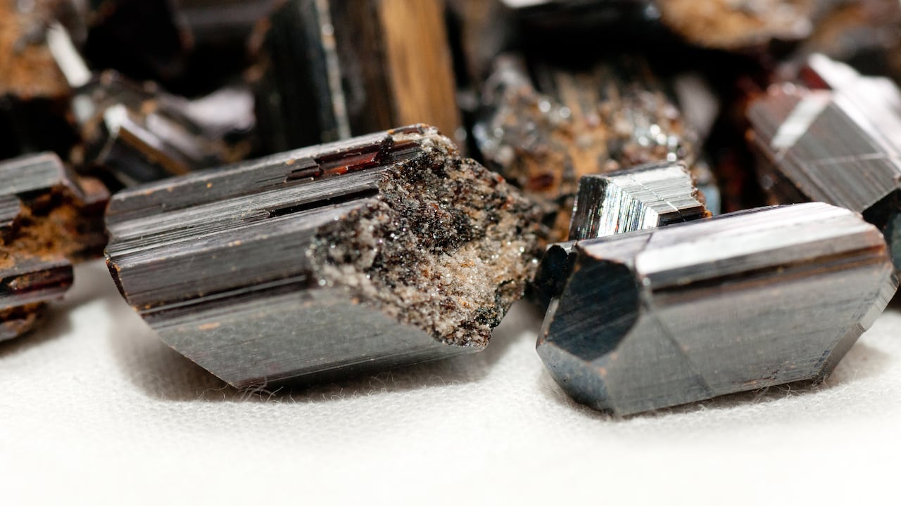 El rodio se destaca por su brillo y resistencia a la corrosión, lo que lo hace ideal en la industria automotriz.