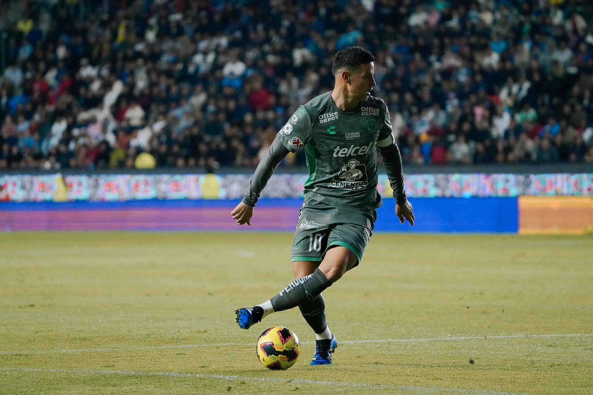 James Rodríguez durante el partido entre León de Pachuca por la fecha 1 de la Liga MX.
