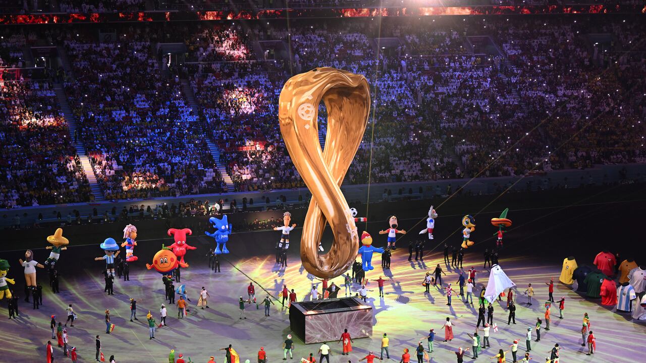 Fútbol, Copa Mundial 2022 en Qatar, Qatar - Ecuador, ronda preliminar, grupo A, día de partido 1, partido inaugural en el Estadio Al-Bait, los artistas bailan durante la ceremonia de apertura.