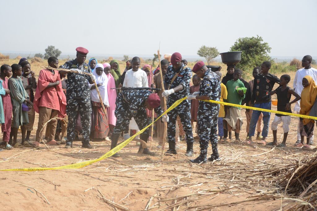La policía nigeriana y el escuadrón antibombas aseguran el lugar de un ataque aéreo estadounidense en el noroeste de Jabo, Nigeria, el viernes 26 de diciembre de 2025. (Foto AP/Tunde Omolehin)