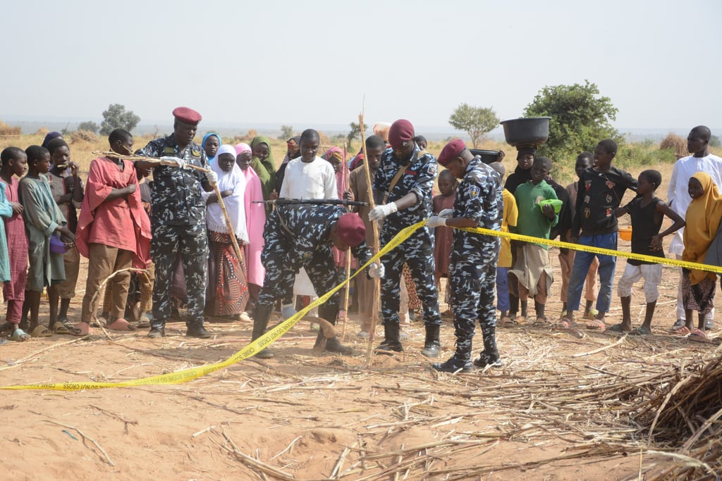 La policía nigeriana y el escuadrón antibombas aseguran el lugar de un ataque aéreo estadounidense en el noroeste de Jabo, Nigeria, el viernes 26 de diciembre de 2025. (Foto AP/Tunde Omolehin)
