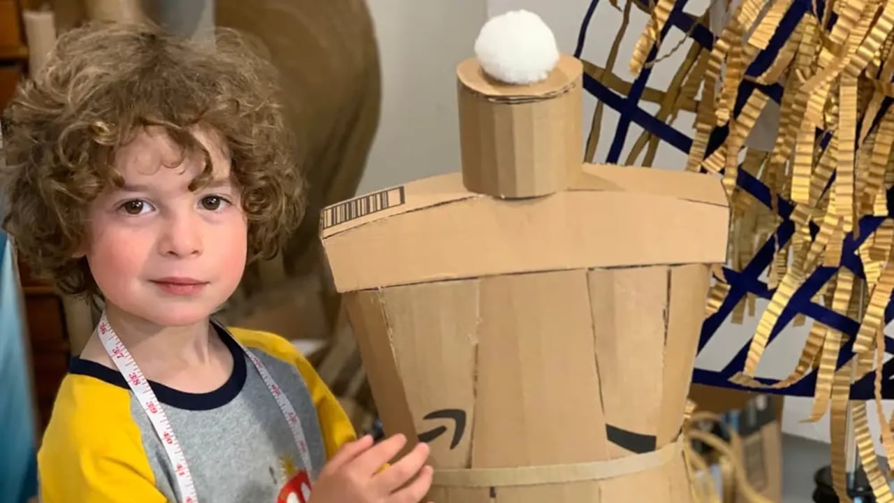 La historia del niño de siete años que revolucionó al mundo de la moda y dice ser la reencarnación del creador de Gucci