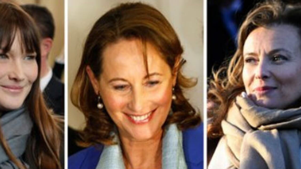 Carla Bruni-Sarkozy (izq.), la glamorosa y mediática primera dama francesa, que deja el 'cargo' a la dos veces divorciada y periodista Valerie Trierweiler (der.), la primera pareja presidencial francesa que llega al Eliseo sin casarse. Segolene Royal, exesposa de Hollande y madre de sus cuatro hijos, se enfrentó en las elecciones de 2007 a Sarkozy.