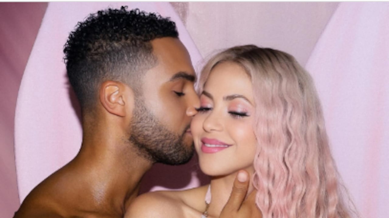 Shakira prende las redes junto a Lucien Laviscount