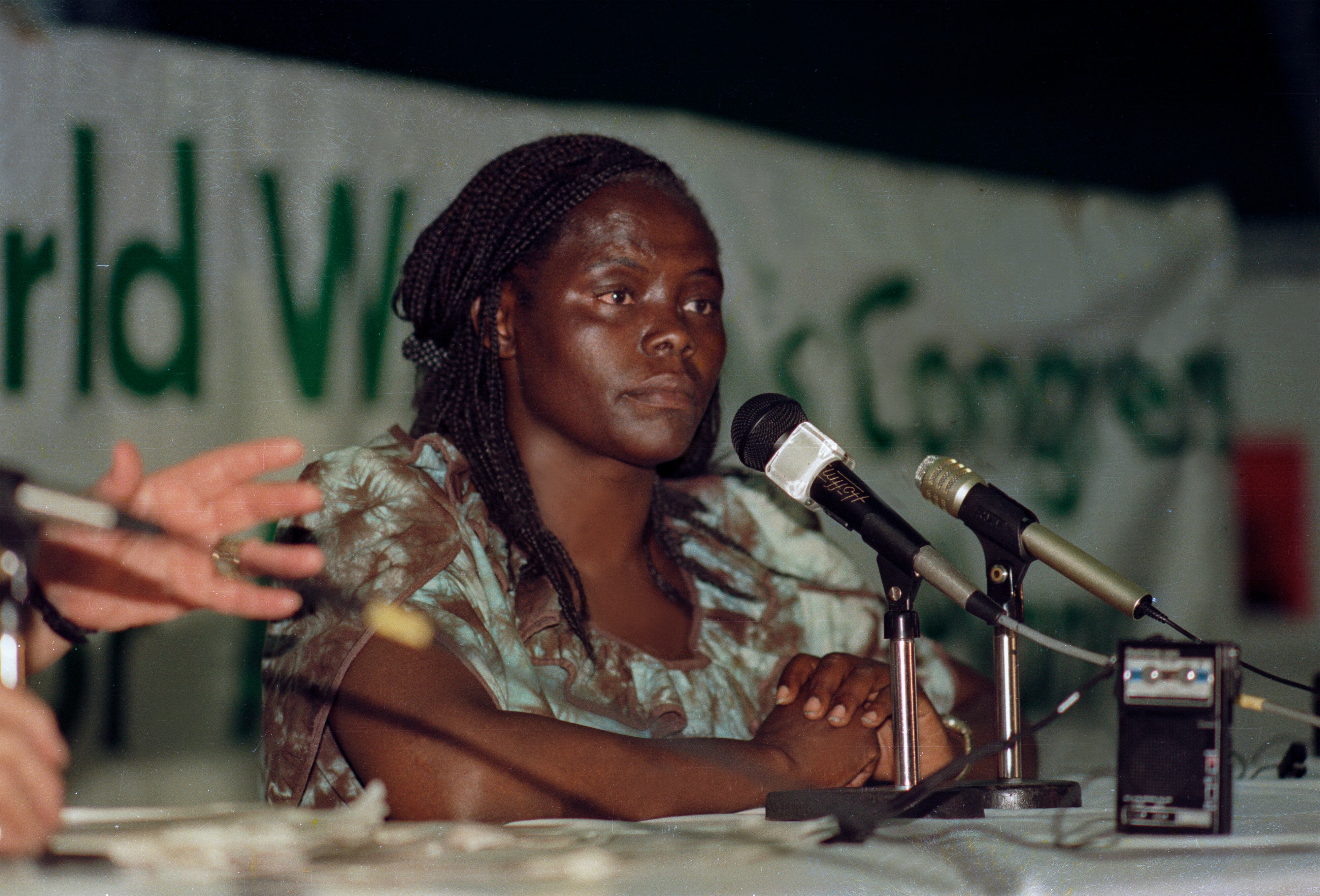 Wangari Maathai (1940-2011) mientras participa en una mesa redonda durante la Conferencia de las Naciones Unidas sobre el Medio Ambiente y el Desarrollo (CNUMAD) (o Cumbre de la Tierra), Río de Janeiro, Brasil, entre el 3 y el 14 de junio de 1992.
