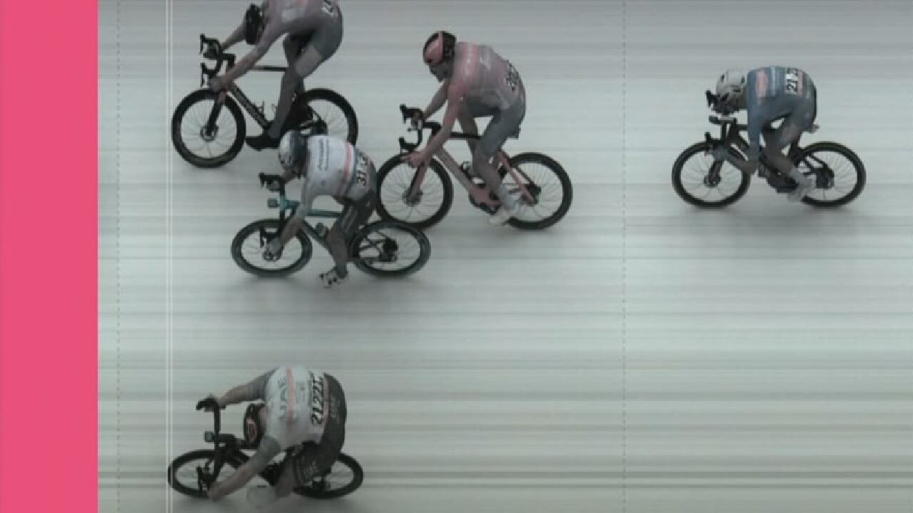 Pascal Ackermann pasó primero por muy poco