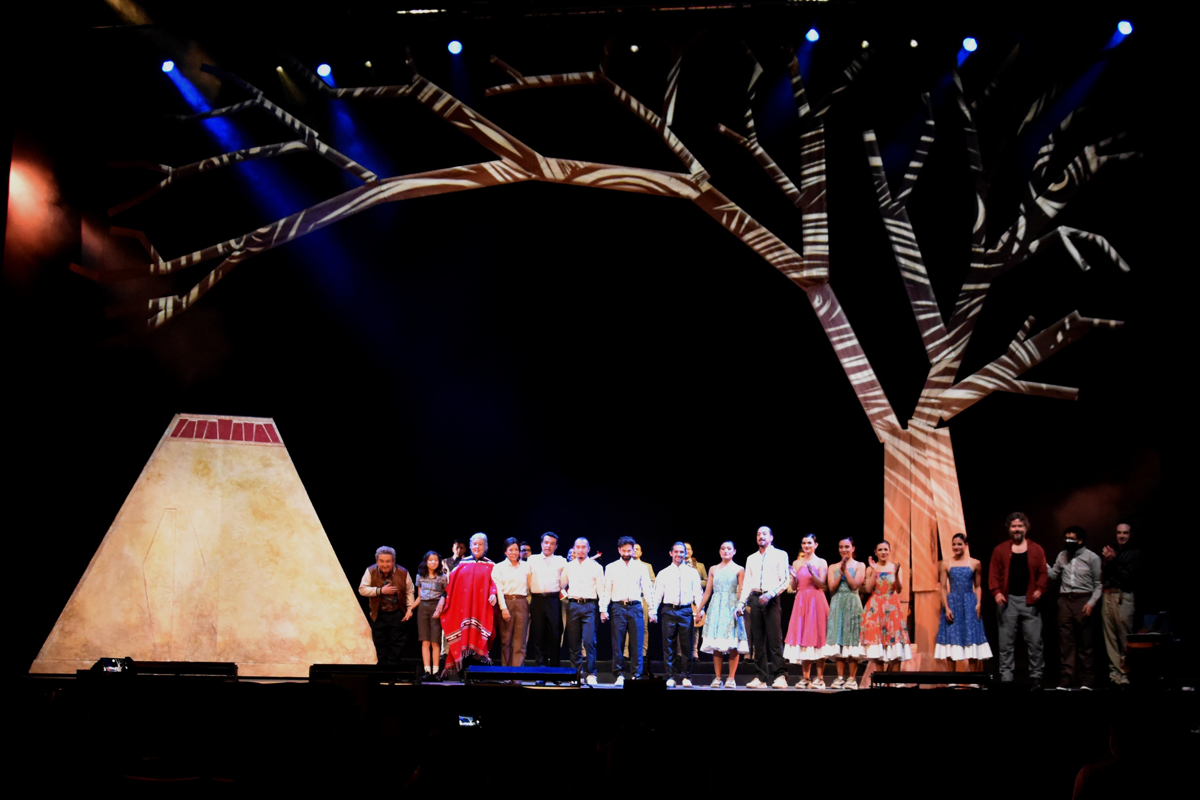 En escena están artistas como Carmenza Gómez, Adriana Bottina, Ana Sofía González, Julián Román y Diego León Hoyos.