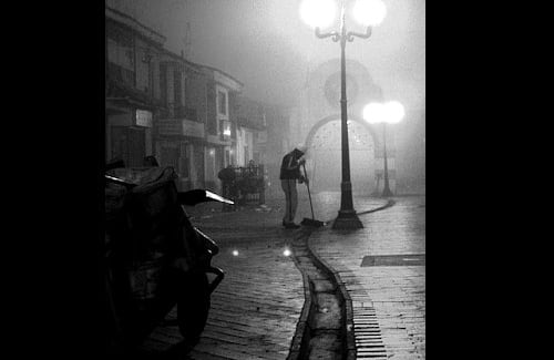 Que frío y yo acá / Aficionado

A pesar del frío de las heladas, este hombre cumple su labor diaria barriendo las calles del municipio de Chía. 