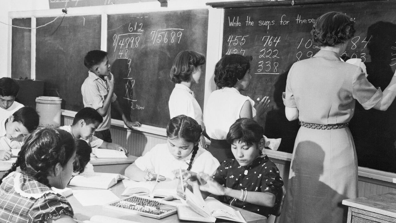 Imágenes de niños indígenas en uno de los asilos federales que funcionaron durante décadas.