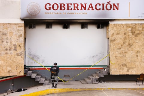Un miembro de la Guardia Nacional de México hace guardia en el edificio del Instituto Nacional de Migración (INM), luego de que estallara un incendio el lunes por la noche en un centro de detención de migrantes, en Ciudad Juárez, México