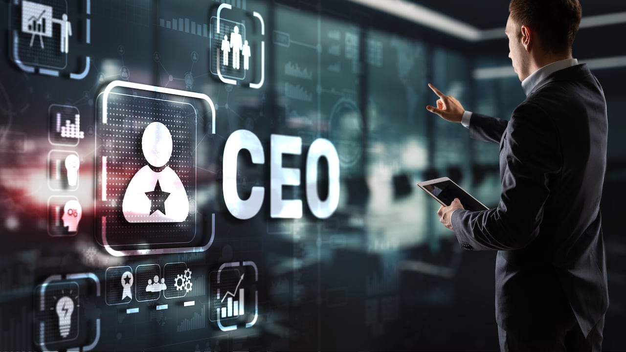 Isaac Castejón, experto en transformación digital, recomienda a los CEOs iniciar con proyectos de IA pequeños y estratégicos.