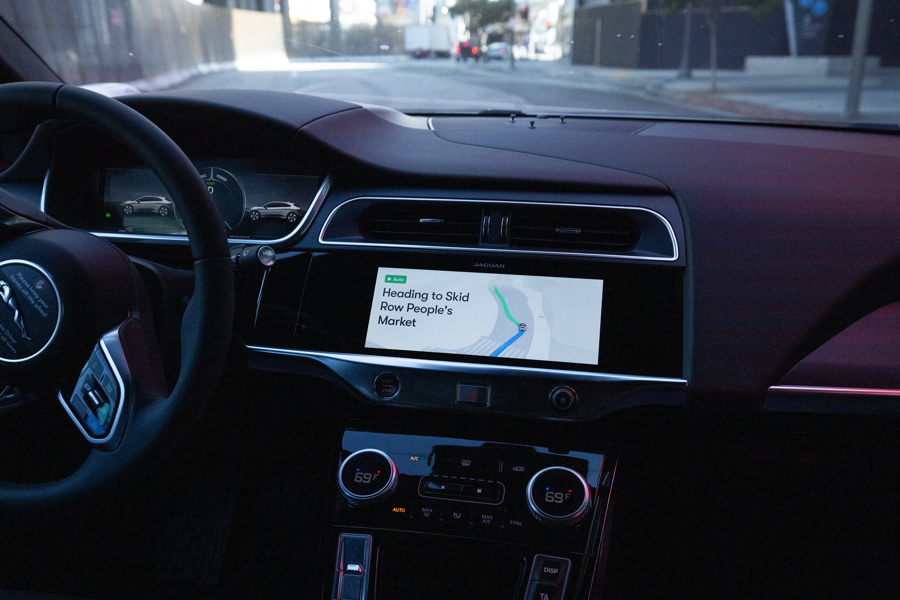 Las empresas Uber Technologies, Lucid Motors y Nuro anunciaron la firma de una alianza orientada al desarrollo y despliegue de una flota de robotaxis eléctricos y autónomos
(Allen J. Schaben / Los Angeles Times via Getty Images)