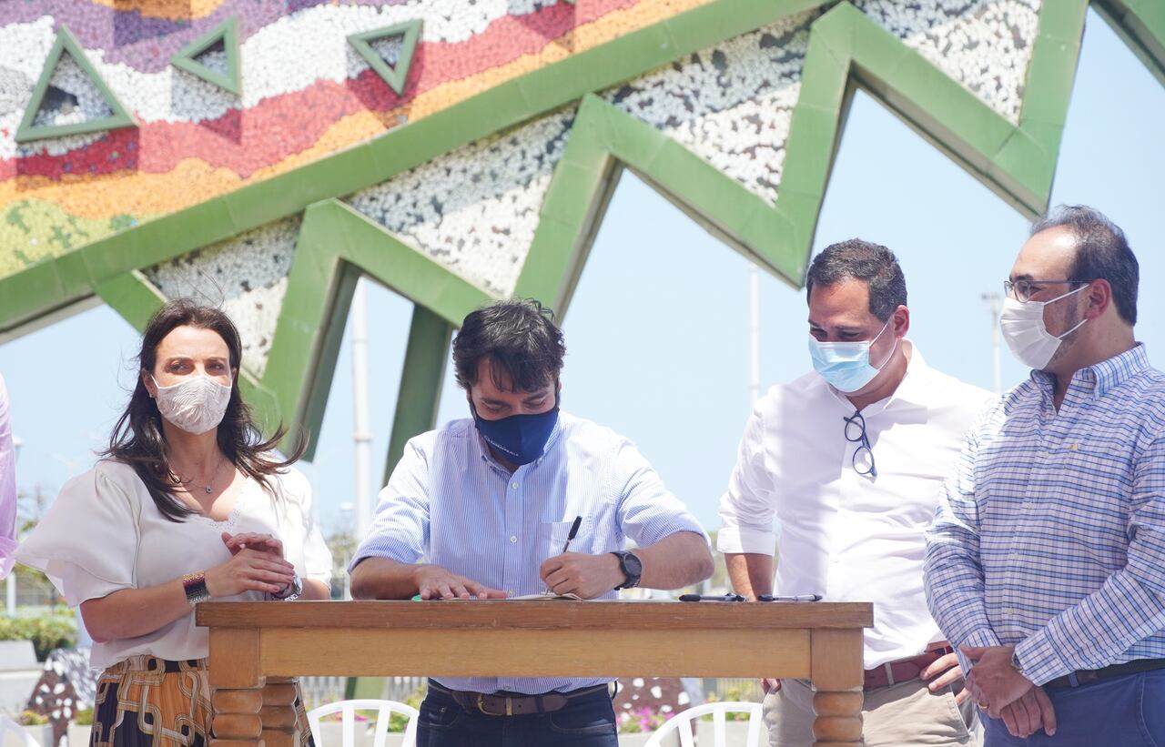 Momento de la firma del acuerdo de Barranquilla con el Banco Interamericano de Desarrollo.