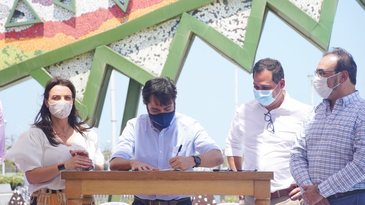 Momento de la firma del acuerdo de Barranquilla con el Banco Interamericano de Desarrollo.