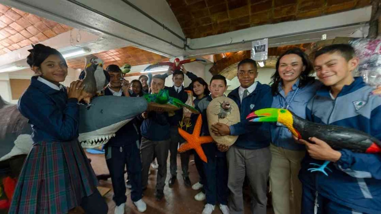 Estos jóvenes crearon un museo en el colegio que exhibe varias especies de la flora y fauna colombiana. Foto: PNN.