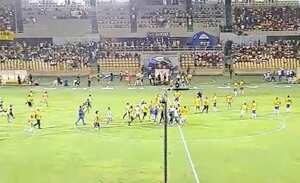 Los hinchas del Real Cartagena fueron sacados por la Policía Nacional.