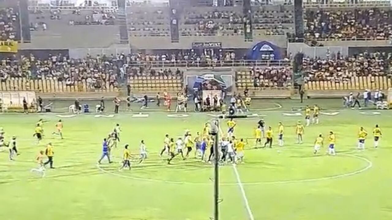 Los hinchas del Real Cartagena fueron sacados por la Policía Nacional.