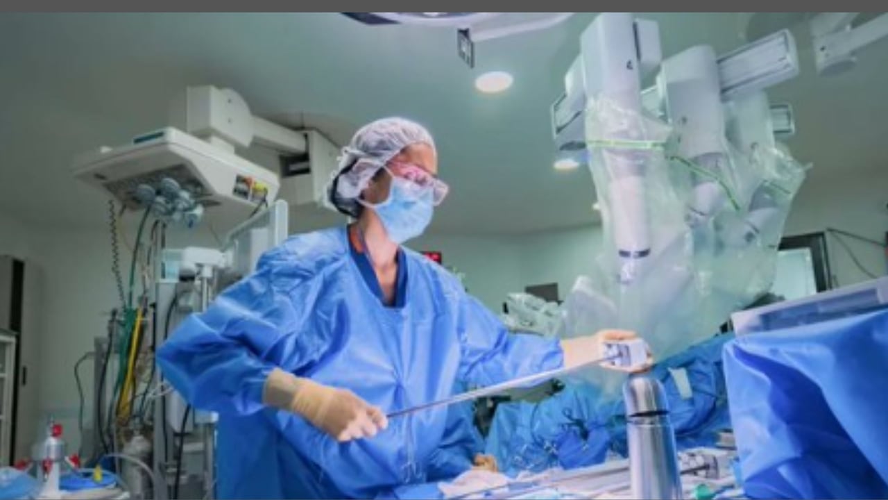 Equipo médico de la Clínica Shaio durante el primer trasplante de riñón asistido por el sistema robótico Da Vinci Surgical System realizado en Colombia.