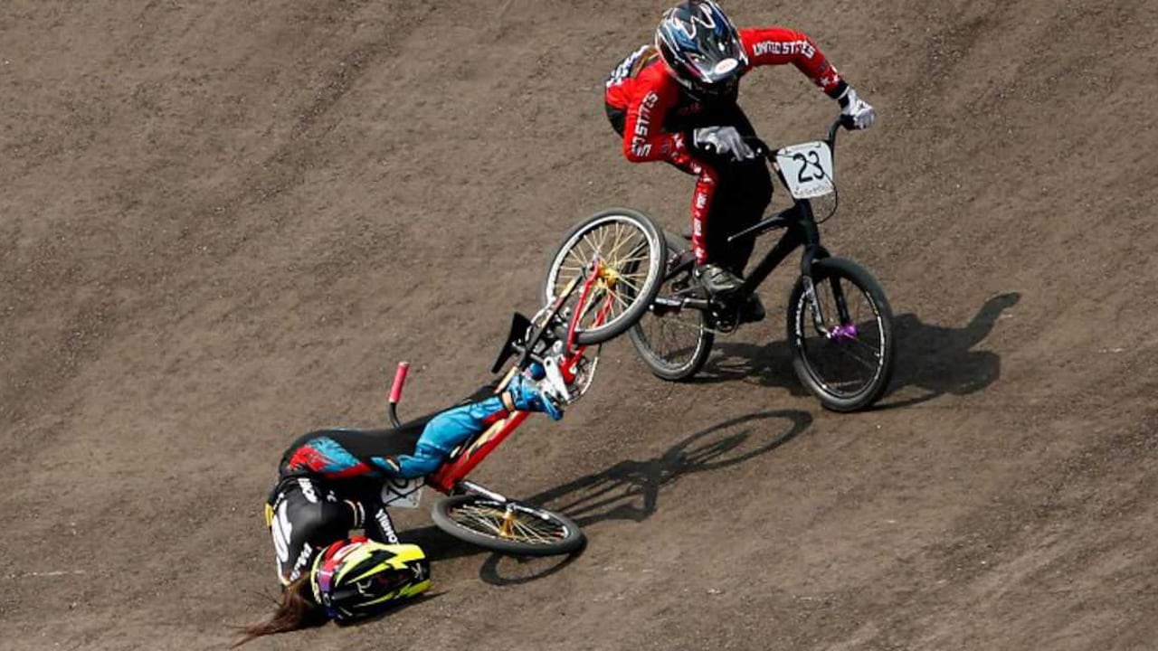 Mariana Pajón (izquierda) yace en el suelo tras caerse de la bicicleta en la serie final de carreras BMX femenina durante los Juegos Panamericanos de Toronto 2015, este sábado 11 de julio, 2015