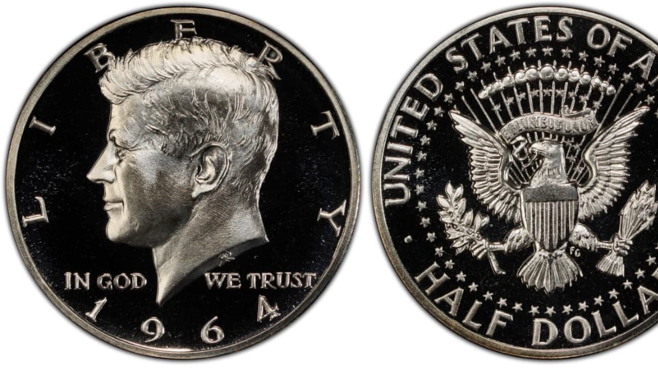 Moneda Kennedy 1964 DCAM “Accented Hair” encapsulada por PCGS, en excelente estado de conservación.